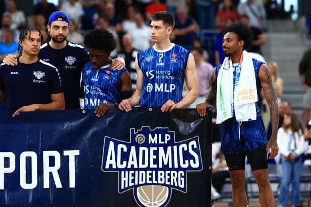 Mateo Seric (21; MLP Academics Heidelberg), Dusan Neskovic (7; MLP Academics Heidelberg), Josia Gentischer (4; MLP Academics Heidelberg), Michael Weathers (20; MLP Academics Heidelberg) und Noah Koch (1; MLP Academics Heidelberg) zeigen Teamgeist und Konzentration am Spielfeldrand in Heidelberg MLP Academics Heidelberg Teamgeist Copyright: xMichaelxGelhardtx