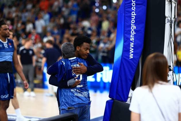 DJ Horne (0; MLP Academics Heidelberg) und Osun Osunniyi (12; MLP Academics Heidelberg) zeigen Emotionen nach dem Spiel in Heidelberg Emotionale Umarmung in Heidelberg Copyright: xMichaelxGelhardtx