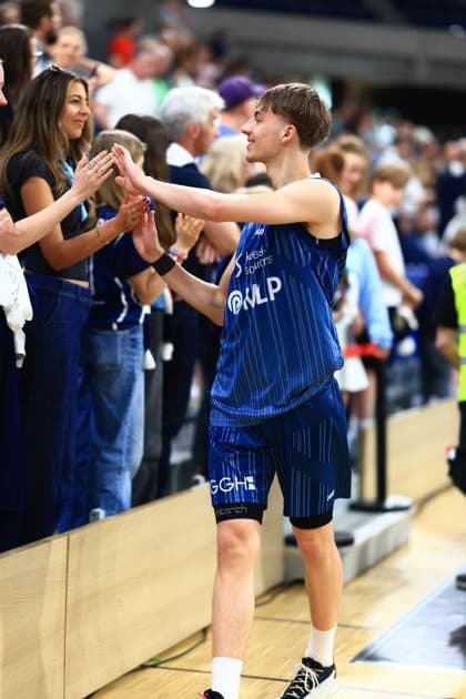 Dominic Vengert (8; MLP Academics Heidelberg) gibt Fans High-Fives im Vordergrund, Asmin Pak (835; MLP Academics Heidelberg) beobachtet die Szene High-Fives von Dominic Vengert (8; MLP Academics Heidelberg) in Heidelberg Copyright: xMichaelxGelhardtx