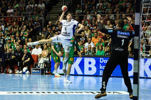 Elias Kofler (HSV Hamburg,6) gegen Torwart Sergey Hernandez Ferrer (SC Magdeburg,1) - Handball Bundesliga Saison 2025-2026 SC Magdeburg vs. HSV Hamburg in der GETEC Arena in Magdeburg - Aktion,Handball,Deutschland,10.05.2026