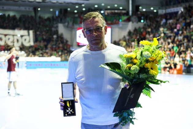 Bundestrainer Alfred Gislason bekommt den Landesverdienstorden Sachsen-Anhalt überreicht von Ministerpräsident Sven Schulze (CDU,Sachsen-Anhalt) - Handball Bundesliga Saison 2025-2026 SC Magdeburg vs. HSV Hamburg in der GETEC Arena in Magdeburg - Handball,Deutschland,10.05.2026