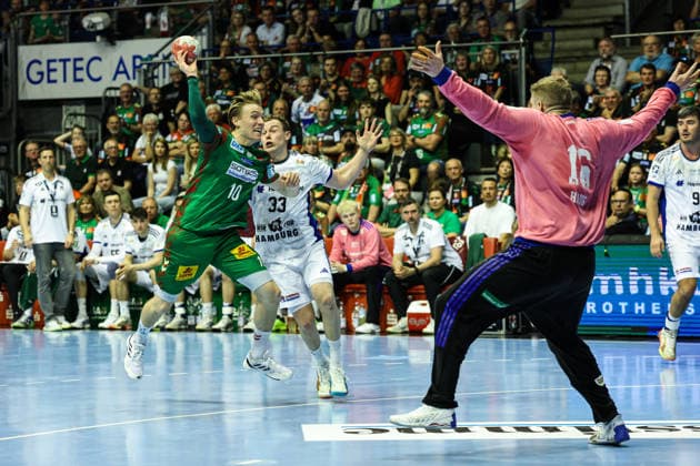 Gisli Kristjansson (SC Magdeburg,10) gegen Torwart Robin Haug (HSV Hamburg,16) - Handball Bundesliga Saison 2025-2026 SC Magdeburg vs. HSV Hamburg in der GETEC Arena in Magdeburg - Aktion,Handball,Deutschland,10.05.2026