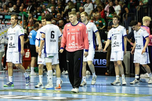 v.l. Niklas Weller (HSV Hamburg,13), Elias Kofler (HSV Hamburg,6), Torwart Robin Haug (HSV Hamburg,16) - Handball Bundesliga Saison 2025-2026 SC Magdeburg vs. HSV Hamburg in der GETEC Arena in Magdeburg - Aktion,Handball,Deutschland,10.05.2026