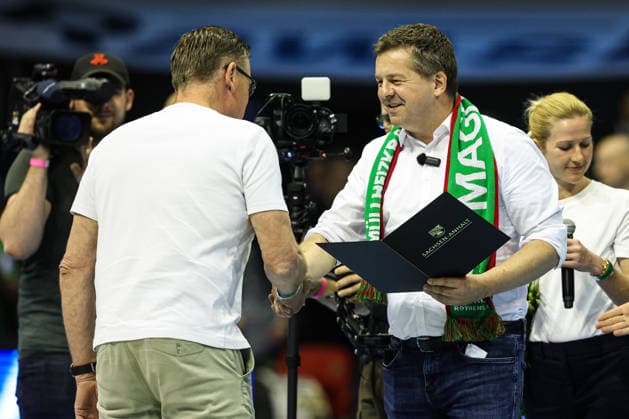 Bundestrainer Alfred Gislason bekommt den Landesverdienstorden Sachsen-Anhalt überreicht von Ministerpräsident Sven Schulze (CDU,Sachsen-Anhalt) - Handball Bundesliga Saison 2025-2026 SC Magdeburg vs. HSV Hamburg in der GETEC Arena in Magdeburg - Handball,Deutschland,10.05.2026