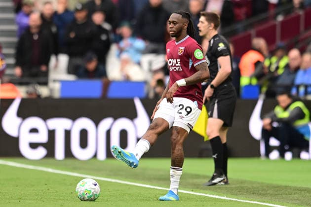 West Ham United v Arsenal, Premier League West Ham United defender Aaron Wan-Bissaka (29) looks to release the ball during the Premier League match between West Ham United and Arsenal at the London Stadium, London, UK on 10 May 2026. London London Stadium UK Editorial use only DataCo restrictions apply See www.football-dataco.com , Copyright: xDennisxGoodwinx PSI-24232-0042