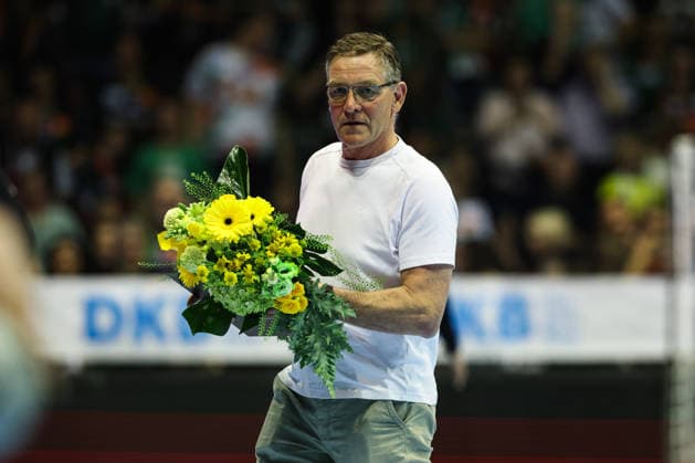 Bundestrainer Alfred Gislason bekommt den Landesverdienstorden Sachsen-Anhalt überreicht von Ministerpräsident Sven Schulze (CDU,Sachsen-Anhalt) - Handball Bundesliga Saison 2025-2026 SC Magdeburg vs. HSV Hamburg in der GETEC Arena in Magdeburg - Handball,Deutschland,10.05.2026
