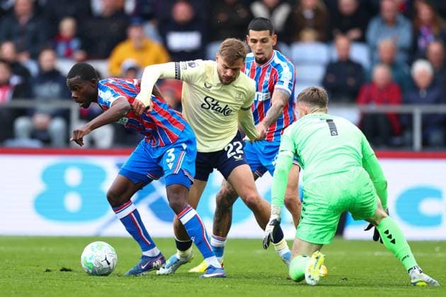 Tyrick Mitchell of Crystal Palace and Kiernan Dewsbury-Hall of Everton battle for the ball Crystal Palace v Everton, Premier League, Football, Selhurst Park, London , UK - 10 May 2026London Selhurst Park United Kingdom EDITORIAL USE ONLY No use with unauthorised audio, video, data, fixture lists, club league logos or live services. Online in-match use limited to 120 images, no video emulation. No use in betting, games or single club league player publications. Copyright: xSimonxDael Shutterstockx 16868420cb