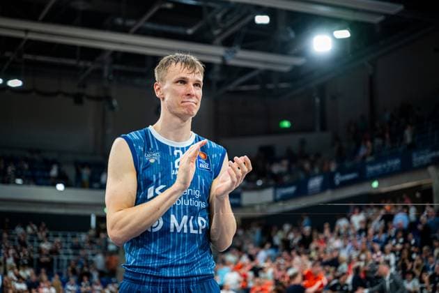 Niklas Würzner (2; MLP Academics Heidelberg) applaudiert im Vordergrund der Halle in Heidelberg nach dem Spiel Applaus für Niklas Würzner (2; MLP Academics Heidelberg) in Heidelberg Copyright: xMichaelxGelhardtx