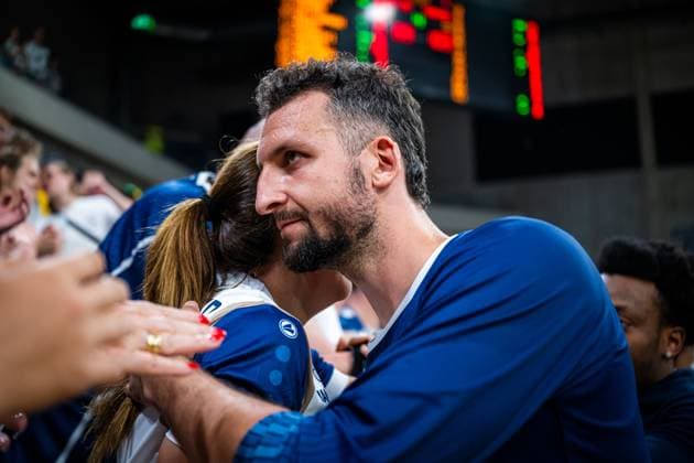 Paul Zipser (9; MLP Academics Heidelberg) zeigt Emotionen nach dem Spiel in Heidelberg Emotionale Umarmung in Heidelberg Copyright: xMichaelxGelhardtx