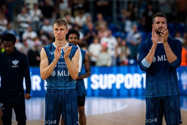 Paul Zipser (9; MLP Academics Heidelberg) und Niklas Würzner (2; MLP Academics Heidelberg) applaudieren vor den Fans im SNP dome in Heidelberg Applaus für Paul Zipser (9; MLP Academics Heidelberg) und Niklas Würzner (2; MLP Academics Heidelberg) Copyright: xMichaelxGelhardtx