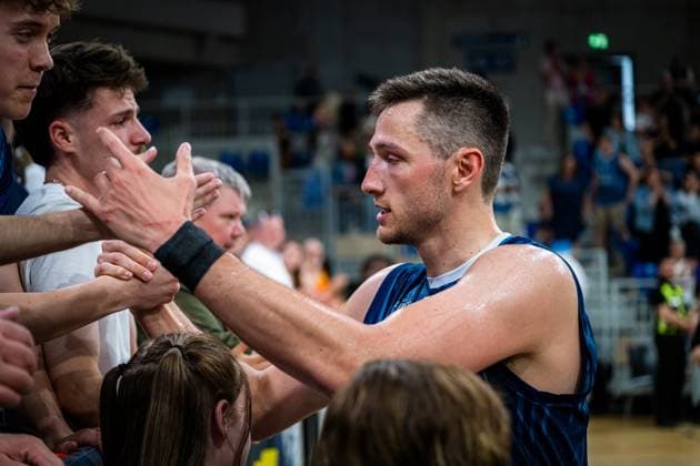 Ryan Mikesell (33; MLP Academics Heidelberg) in blauem Trikot interagiert emotional mit Fans nach dem Spiel in Heidelberg Emotionale Szene mit Ryan Mikesell (33; MLP Academics Heidelberg) in Heidelberg Copyright: xMichaelxGelhardtx