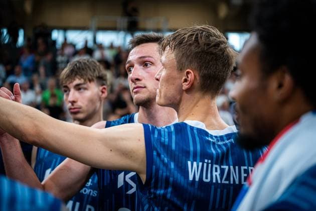 Ryan Mikesell (33; MLP Academics Heidelberg) und Dominic Vengert (8; MLP Academics Heidelberg) tauschen sich während des Spiels in Heidelberg aus Kommunikation von Ryan Mikesell (33; MLP Academics Heidelberg) und Dominic Vengert (8; MLP Academics Heidelberg) Copyright: xMichaelxGelhardtx