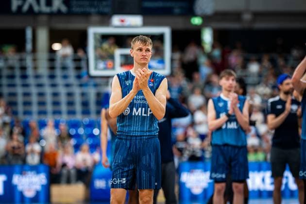 Niklas Würzner (2; MLP Academics Heidelberg) zeigt Emotionen im Vordergrund, während Teamkollegen im Hintergrund applaudieren Emotionen nach Spielende in Heidelberg Copyright: xMichaelxGelhardtx