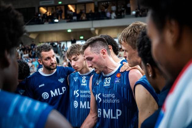 Das Team von Dominic Vengert (8; MLP Academics Heidelberg), Niklas Würzner (2; MLP Academics Heidelberg), Paul Zipser (9; MLP Academics Heidelberg) und Ryan Mikesell (33; MLP Academics Heidelberg) versammelt sich im Vordergrund zu einer konzentrierten Teambesprechung im SNP dome in Heidelberg. Teambesprechung von Dominic Vengert (8; MLP Academics Heidelberg) und Kollegen Copyright: xMichaelxGelhardtx