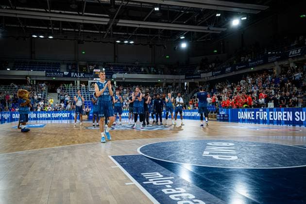 Niklas Würzner (2; MLP Academics Heidelberg) und seine Teamkollegen bedanken sich bei den Fans im SNP dome in Heidelberg Saisonfinale BBL in Heidelberg Copyright: xMichaelxGelhardtx