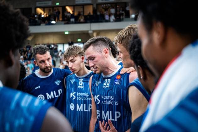Ryan Mikesell (33; MLP Academics Heidelberg) spricht konzentriert, während Dominic Vengert (8; MLP Academics Heidelberg), Niklas Würzner (2; MLP Academics Heidelberg) und Paul Zipser (9; MLP Academics Heidelberg) aufmerksam zuhören im Saisonfinale der BBL 2025 26 in Heidelberg Intensive Teambesprechung in Heidelberg Copyright: xMichaelxGelhardtx