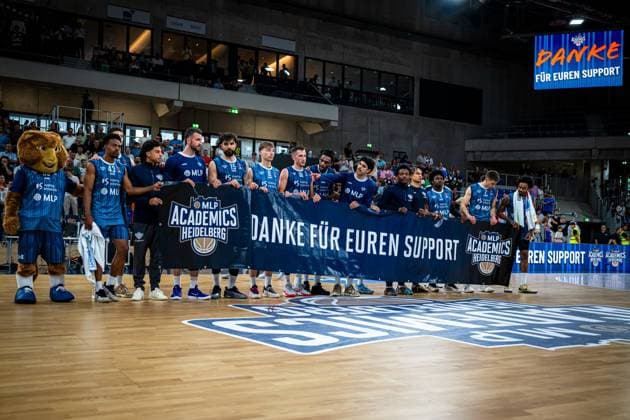 Paul Zipser (9; MLP Academics Heidelberg), Marcel Keßen (15; MLP Academics Heidelberg) und Eric Reed Jr. (43; MLP Academics Heidelberg) mit Teamkollegen bedanken sich bei den Fans in Heidelberg nach der Saison Abschied von Paul Zipser (9; MLP Academics Heidelberg) und Team Copyright: xMichaelxGelhardtx