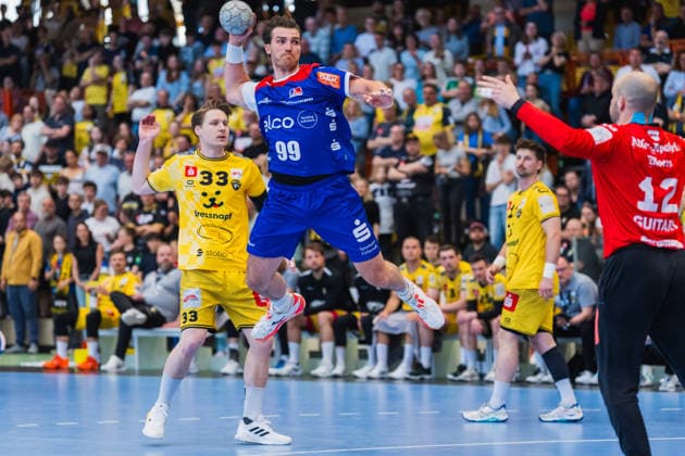 Lars Jagieniak (HSG Krefeld Niederrhein, 33) kommt zu spaet, Stefan Bauer (HBW Balingen-Weilstetten, 99) beim Sprungwurf, Pau Guitart (HSG Krefeld Niederrhein, 12) im Tor HSG Krefeld Niederrhein vs. HBW Balingen-Weilstetten, Handball, 2.HBL, 31.Spieltag, Saison 2025 26, 10.05.2026, HSG Krefeld Niederrhein vs. HBW Balingen-Weilstetten, Handball, 2.HBL, 31.Spieltag, Saison 2025 26, 10.05.2026 Krefeld Copyright: xEibner-Pressefoto LukasxBaldygax EP_LBA
