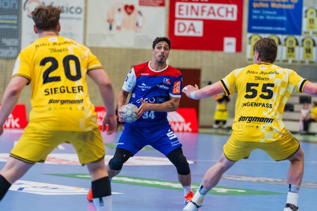 Lukas Siegler (HSG Krefeld Niederrhein, 20) und Niklas Ingenpass (HSG Krefeld Niederrhein, 55) warten auf Yonatan Dayan (HBW Balingen-Weilstetten, 34) der mit dem Ball kommt HSG Krefeld Niederrhein vs. HBW Balingen-Weilstetten, Handball, 2.HBL, 31.Spieltag, Saison 2025 26, 10.05.2026, HSG Krefeld Niederrhein vs. HBW Balingen-Weilstetten, Handball, 2.HBL, 31.Spieltag, Saison 2025 26, 10.05.2026 Krefeld Copyright: xEibner-Pressefoto LukasxBaldygax EP_LBA