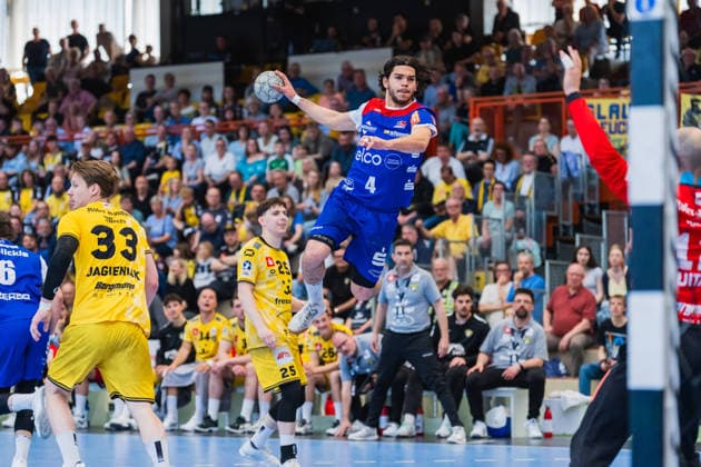 Niklas Michalski (HSG Krefeld Niederrhein, 25) laechelt beim Sprungwurf von Tim Ruggiero-Matthes (HBW Balingen-Weilstetten, 16) HSG Krefeld Niederrhein vs. HBW Balingen-Weilstetten, Handball, 2.HBL, 31.Spieltag, Saison 2025 26, 10.05.2026, HSG Krefeld Niederrhein vs. HBW Balingen-Weilstetten, Handball, 2.HBL, 31.Spieltag, Saison 2025 26, 10.05.2026 Krefeld Copyright: xEibner-Pressefoto LukasxBaldygax EP_LBA