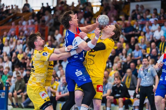 Mex Raguse (HBW Balingen-Weilstetten, 06) im Zweikampf mit Lars Jagieniak (HSG Krefeld Niederrhein, 33) HSG Krefeld Niederrhein vs. HBW Balingen-Weilstetten, Handball, 2.HBL, 31.Spieltag, Saison 2025 26, 10.05.2026, HSG Krefeld Niederrhein vs. HBW Balingen-Weilstetten, Handball, 2.HBL, 31.Spieltag, Saison 2025 26, 10.05.2026 Krefeld Copyright: xEibner-Pressefoto LukasxBaldygax EP_LBA