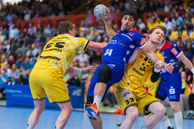 Niklas Ingenpass (HSG Krefeld Niederrhein, 55) und Lars Jagieniak (HSG Krefeld Niederrhein, 33) halten beide Yonatan Dayan (HBW Balingen-Weilstetten, 34) beim Wurf HSG Krefeld Niederrhein vs. HBW Balingen-Weilstetten, Handball, 2.HBL, 31.Spieltag, Saison 2025 26, 10.05.2026, HSG Krefeld Niederrhein vs. HBW Balingen-Weilstetten, Handball, 2.HBL, 31.Spieltag, Saison 2025 26, 10.05.2026 Krefeld Copyright: xEibner-Pressefoto LukasxBaldygax EP_LBA