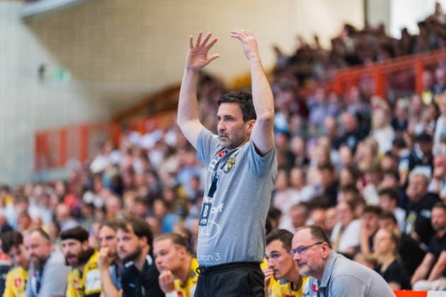 Mark Schmetz (HSG Krefeld Niederrhein, Trainer) reisst die Arme hoch HSG Krefeld Niederrhein vs. HBW Balingen-Weilstetten, Handball, 2.HBL, 31.Spieltag, Saison 2025 26, 10.05.2026, HSG Krefeld Niederrhein vs. HBW Balingen-Weilstetten, Handball, 2.HBL, 31.Spieltag, Saison 2025 26, 10.05.2026 Krefeld Copyright: xEibner-Pressefoto LukasxBaldygax EP_LBA