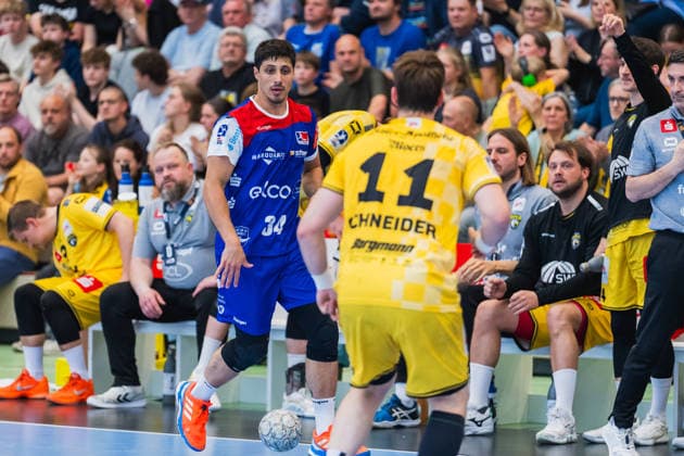 Yonatan Dayan (HBW Balingen-Weilstetten, 34) hat den Ball und laeuft Lucas Schneider (HSG Krefeld Niederrhein, 11) an HSG Krefeld Niederrhein vs. HBW Balingen-Weilstetten, Handball, 2.HBL, 31.Spieltag, Saison 2025 26, 10.05.2026, HSG Krefeld Niederrhein vs. HBW Balingen-Weilstetten, Handball, 2.HBL, 31.Spieltag, Saison 2025 26, 10.05.2026 Krefeld Copyright: xEibner-Pressefoto LukasxBaldygax EP_LBA