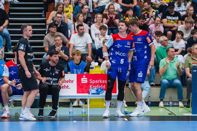 Mathhias Flohr (HBW Balingen-Weilstetten, Trainer), Tobias Hotz (HBW Balingen-Weilstetten, Co-Trainer) auf der Bank, Mex Raguse (HBW Balingen-Weilstetten, 06) , Till Wente (HBW Balingen-Weilstetten, 21) HSG Krefeld Niederrhein vs. HBW Balingen-Weilstetten, Handball, 2.HBL, 31.Spieltag, Saison 2025 26, 10.05.2026, HSG Krefeld Niederrhein vs. HBW Balingen-Weilstetten, Handball, 2.HBL, 31.Spieltag, Saison 2025 26, 10.05.2026 Krefeld Copyright: xEibner-Pressefoto LukasxBaldygax EP_LBA