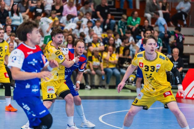 Lucas Schneider (HSG Krefeld Niederrhein, 11) haelt Tobias Heinzelmann (HBW Balingen-Weilstetten, 28) am Kragen, Lars Jagieniak (HSG Krefeld Niederrhein, 33) HSG Krefeld Niederrhein vs. HBW Balingen-Weilstetten, Handball, 2.HBL, 31.Spieltag, Saison 2025 26, 10.05.2026, HSG Krefeld Niederrhein vs. HBW Balingen-Weilstetten, Handball, 2.HBL, 31.Spieltag, Saison 2025 26, 10.05.2026 Krefeld Copyright: xEibner-Pressefoto LukasxBaldygax EP_LBA
