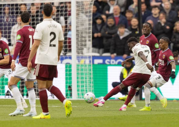 West Ham United v Arsenal FC, Premier League, Football, London Stadium, London, UK - 10 May 2026 Bukayo Saka of Arsenal FC (7) attempt on goal London London Stadium Stratford GBR, UK NEWSPAPERS OUT Copyright: xEllixBirchx