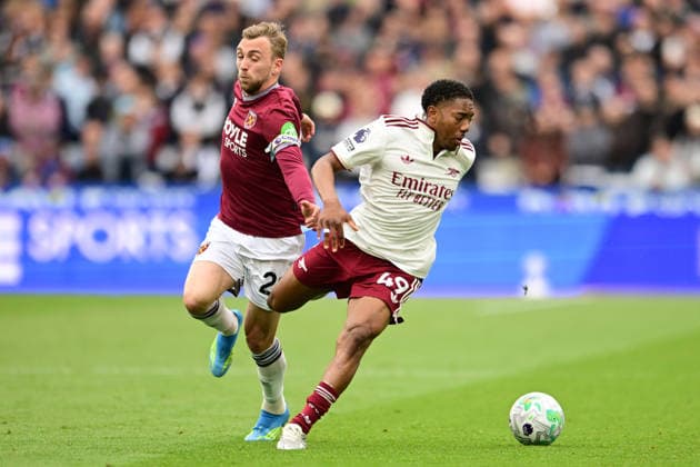 West Ham United v Arsenal, Premier League Arsenal defender Myles Lewis-Skelly(49) under pressure from West Ham United forward Jarrod Bowen (20) during the Premier League match between West Ham United and Arsenal at the London Stadium, London, UK on 10 May 2026. London London Stadium UK Editorial use only DataCo restrictions apply See www.football-dataco.com , Copyright: xDennisxGoodwinx PSI-24232-0044