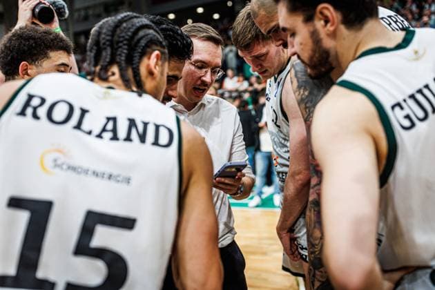 Co Trainer Philipp Steiger und die Spieler schauen gespannt auf die Ergebnisse, Vet Concept Gladiators Trier vs MBC Syntainics, Basketball, easyCredit BBL, 34. Spieltag, Saison 2025 2026, 10.05.2026 Vet Concept Gladiators Trier vs MBC Syntainics, Basketball, easyCredit BBL, 34. Spieltag, Saison 2025 2026, 10.05.2026 Copyright: xEibner-Pressefoto AlexanderxNeisx EP_ANS