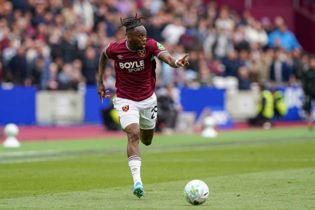 West Ham United v Arsenal, Premier League West Ham United defender Aaron Wan-Bissaka (29) gestures during the West Ham United v Arsenal Premier League match at the London Stadium, London, England on 10 May 2026 Credit: Robbie Hoad Every Second Media Editorial use only. All images are copyright Every Second Media Limited. No images may be reproduced without prior permission. All rights reserved. Premier League and Football League images are subject to licensing agreements with Football DataCo Limited. see https: www.football-dataco.com Copyright: xIMAGO EveryxSecondxMediax ESM-1982-0030 RobbiexHoadx xEveryxSecondxMediax