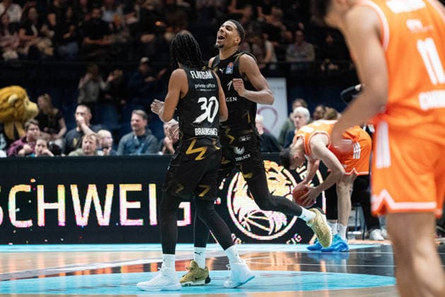 David NGuessan (Nr. 1 Basketball Loewen Braunschweig) freudig mit Chip Flanigan (Nr. 30 Basketball Loewen Braunschweig) mit Kostja Mushidi (Nr. 11 Chemnitz 99ers) im Vordergrund GER, Basketball Loewen Braunschweig gegen Chemnitz 99ers, Basketball, easyCredit BBL, Woche 34, Spielzeit 2025 26, 10.05.2026 GER, Basketball Loewen Braunschweig gegen Chemnitz 99ers, Basketball, easyCredit BBL, Woche 34, Spielzeit 2025 26, 10.05.2026 Braunschweig Copyright: xEibner-Pressefoto DanielxREINELTx EP_DRT