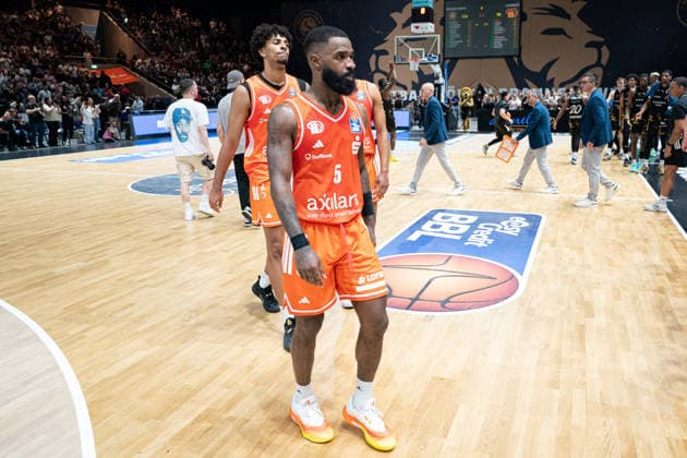 Corey Davis (Nr. 5 Chemnitz 99ers) und Teamkollegen nach Abpfiff GER, Basketball Loewen Braunschweig gegen Chemnitz 99ers, Basketball, easyCredit BBL, Woche 34, Spielzeit 2025 26, 10.05.2026 GER, Basketball Loewen Braunschweig gegen Chemnitz 99ers, Basketball, easyCredit BBL, Woche 34, Spielzeit 2025 26, 10.05.2026 Braunschweig Copyright: xEibner-Pressefoto DanielxREINELTx EP_DRT