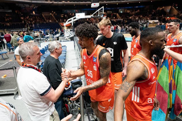 Roman Bedime (Nr. 35 Chemnitz 99ers) und Teamkollegen bedanken sich nach Abpfiff bei den Chemnitzer Fans GER, Basketball Loewen Braunschweig gegen Chemnitz 99ers, Basketball, easyCredit BBL, Woche 34, Spielzeit 2025 26, 10.05.2026 GER, Basketball Loewen Braunschweig gegen Chemnitz 99ers, Basketball, easyCredit BBL, Woche 34, Spielzeit 2025 26, 10.05.2026 Braunschweig Copyright: xEibner-Pressefoto DanielxREINELTx EP_DRT