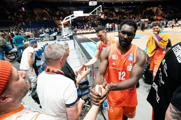 Amadou Sow (Nr. 12 Chemnitz 99ers) und Teamkollegen bedanken sich nach Abpfiff bei den Chemnitzer Fans GER, Basketball Loewen Braunschweig gegen Chemnitz 99ers, Basketball, easyCredit BBL, Woche 34, Spielzeit 2025 26, 10.05.2026 GER, Basketball Loewen Braunschweig gegen Chemnitz 99ers, Basketball, easyCredit BBL, Woche 34, Spielzeit 2025 26, 10.05.2026 Braunschweig Copyright: xEibner-Pressefoto DanielxREINELTx EP_DRT