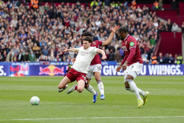 Premier League 2025 26 West Ham v Arsenal London Stadium 10.05.2026 Declan Rice of Arsenal fouled by Mateus Fernandes of West Ham United Premier League 2025 26 West Ham v Arsenal London Stadium 10.05.2026 Photograph By Marc Aspland The Times  Copyright: xMarcxAsplandx NINTCHDBPICT001079650918