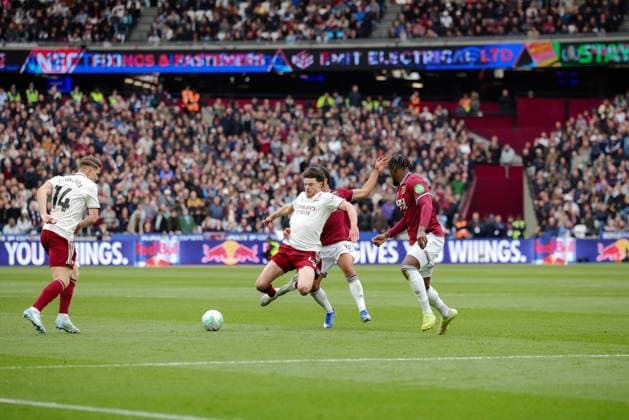 Premier League 2025 26 West Ham v Arsenal London Stadium 10.05.2026 Declan Rice of Arsenal fouled by Mateus Fernandes of West Ham United Premier League 2025 26 West Ham v Arsenal London Stadium 10.05.2026 Photograph By Marc Aspland The Times  Copyright: xMarcxAsplandx NINTCHDBPICT001079650930