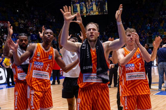 easyCredit Basketball Bundesliga BBL, Frankfurt am Main, Frankfurt Skyliners vs. Ratiopharm Ulm, Süwag Energie Arena Frankfurt am Main; 10.05.2026 easyCredit Basketball Bundesliga BBL, Frankfurt am Main, Germany - 10.05.2026: Die Spieler von Ratiopharm Ulm nach dem gewonnenen Spiel, Basketball Bundesliga, Spiel der Frankfurt Skyliners vs. Ratiopharm Ulm Süwag Energie Arena Frankfurt am Main Copyright: xBEAUTIFULxSPORTS Freudensteinx