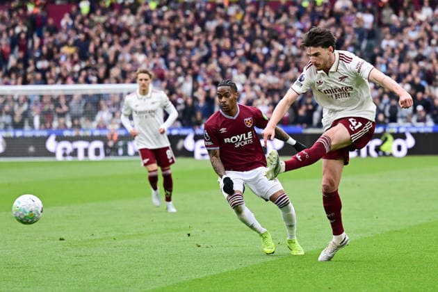 West Ham United v Arsenal, Premier League Arsenal midfielder Declan Rice (41) crosses under pressure from West Ham United forward Crysencio Summerville (7) during the Premier League match between West Ham United and Arsenal at the London Stadium, London, UK on 10 May 2026. London London Stadium UK Editorial use only DataCo restrictions apply See www.football-dataco.com , Copyright: xDennisxGoodwinx PSI-24232-0049