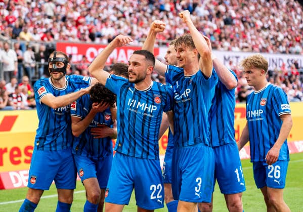 Jubel nach dem Tor zum 1-3 durch Jan Schoeppner (1. FC Heidenheim, 3), jubelnd, bejubelt, jubelt, jubeln, emotionen, celebrate. Hier jubelt ein Großteil der Mannschaft über das Tor vor dem Gästeblock 1. FC Köln - 1. FC Heidenheim, Fussball, 1. Bundesliga, RheinEnergieStadion Köln, 10.05.2026 DFL regulations prohibit any use of photographs as image sequences and or quasi-video. *** Cheering after the goal to 1 3 by Jan Schoeppner 1 FC Heidenheim, 3 , cheering, jubilant, jubilant, jubilate, celebrate Here a large part of the team cheers about the goal in front of the guest block 1 FC Köln 1 FC Heidenheim, Football, 1 Bundesliga, RheinEnergieStadion Köln, 10 05 2026 DFL regulations prohibit any use of photographs as image sequences and or quasi video Copyright: HMBxMedia xMarcoxBader