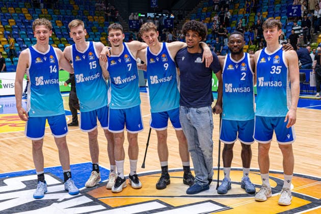 easyCredit Basketball Bundesliga BBL, Frankfurt am Main, Frankfurt Skyliners vs. Ratiopharm Ulm, Süwag Energie Arena Frankfurt am Main; 10.05.2026 easyCredit Basketball Bundesliga BBL, Frankfurt am Main, Germany - 10.05.2026: Die Nachwuchsspieler der Frankfurt Skyliners nach dem Spiel, Basketball Bundesliga, Spiel der Frankfurt Skyliners vs. Ratiopharm Ulm Süwag Energie Arena Frankfurt am Main Copyright: xBEAUTIFULxSPORTS Freudensteinx