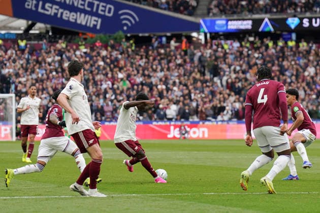 West Ham United v Arsenal, Premier League Arsenal forward Bukayo Saka (7) shoots at goal during the West Ham United v Arsenal Premier League match at the London Stadium, London, England on 10 May 2026 Credit: Robbie Hoad Every Second Media Editorial use only. All images are copyright Every Second Media Limited. No images may be reproduced without prior permission. All rights reserved. Premier League and Football League images are subject to licensing agreements with Football DataCo Limited. see https: www.football-dataco.com Copyright: xIMAGO EveryxSecondxMediax ESM-1982-0040 RobbiexHoadx xEveryxSecondxMediax
