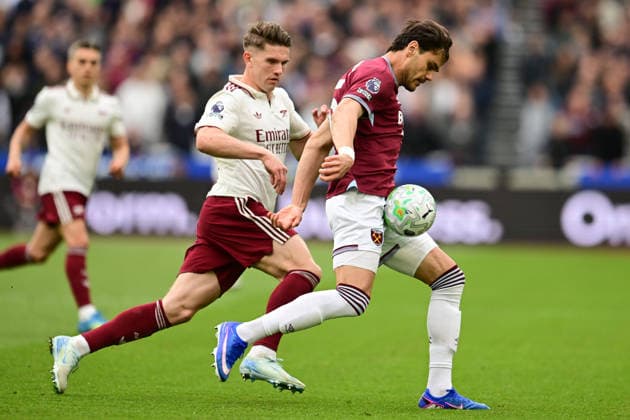 West Ham United v Arsenal, Premier League Arsenal forward Viktor Gyokeres (14) battles for possession with West Ham United Konstantinos Mavropanos (15) during the Premier League match between West Ham United and Arsenal at the London Stadium, London, UK on 10 May 2026. London London Stadium UK Editorial use only DataCo restrictions apply See www.football-dataco.com , Copyright: xDennisxGoodwinx PSI-24232-0051