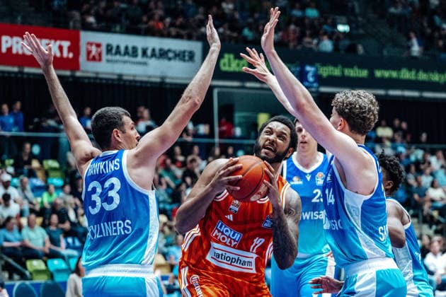 Ryan Hawkins (Skyliners Frankfurt, 33), Joel Soriano (ratiopharm Ulm, 12) GER, Skyliners Frankfurt vs. ratiopharm Ulm, easyCredit BBL, Bundesliga, 34 Spieltag, Saison 2025 2026. 10.05.2026 Eibner-Pressefoto Attila Ziga GER, Skyliners Frankfurt vs. ratiopharm Ulm, easyCredit BBL, Bundesliga, 34 Spieltag, Saison 2025 2026. 10.05.2026 Frankfurt am Main Copyright: xEibner-Pressefotox EP_AZA