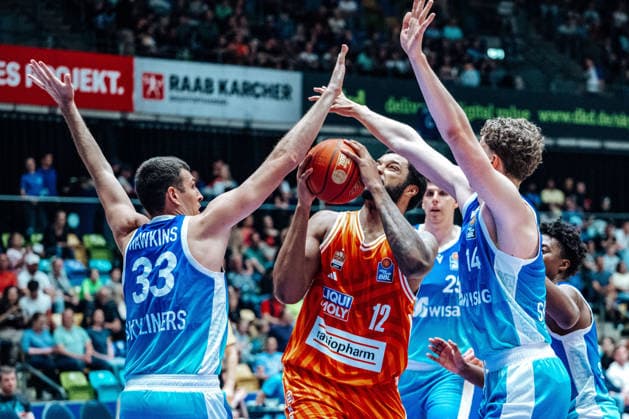 Ryan Hawkins (Skyliners Frankfurt, 33), Joel Soriano (ratiopharm Ulm, 12) GER, Skyliners Frankfurt vs. ratiopharm Ulm, easyCredit BBL, Bundesliga, 34 Spieltag, Saison 2025 2026. 10.05.2026 Eibner-Pressefoto Attila Ziga GER, Skyliners Frankfurt vs. ratiopharm Ulm, easyCredit BBL, Bundesliga, 34 Spieltag, Saison 2025 2026. 10.05.2026 Frankfurt am Main Copyright: xEibner-Pressefotox EP_AZA