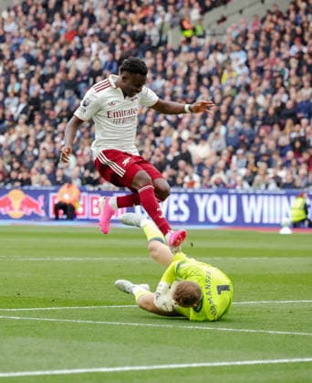 Premier League 2025 26 West Ham v Arsenal London Stadium 10.05.2026 Bukayo Saka of Arsenal and Mads Hermansen (GK) of West Ham United Premier League 2025 26 West Ham v Arsenal London Stadium 10.05.2026 Photograph By Marc Aspland The Times  Copyright: xMarcxAsplandx NINTCHDBPICT001079654021