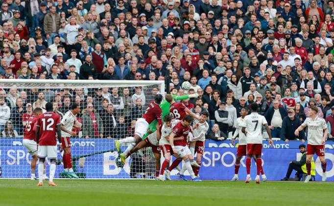Premier League 2025 26 West Ham v Arsenal London Stadium 10.05.2026 David Raya of Arsenal punches clear Premier League 2025 26 West Ham v Arsenal London Stadium 10.05.2026 Photograph By Marc Aspland The Times  Copyright: xMarcxAsplandx NINTCHDBPICT001079654095